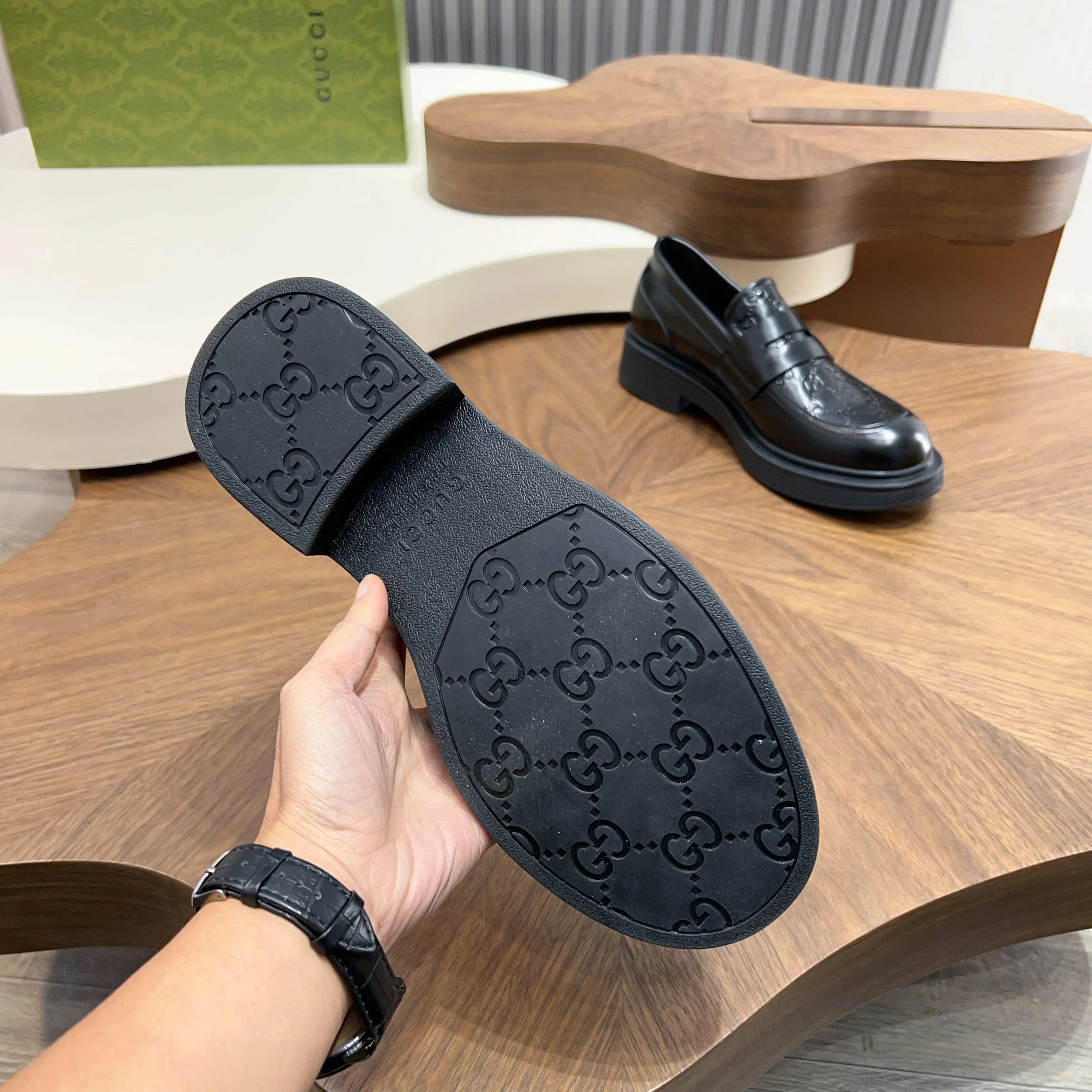 💰780 Gucci/Gucci new men’s lace-up shoes with GG details, matte cow leather derby shoes! The design of this men's lace-up shoe is rooted in the brand's heritage. Crafted from premium waxed cow leather, it is embellished with GG printed embossed suede leather details, a nod to Gucci's iconic monogram. The rubber sole decorated with GG pattern adds a touch of modern fashion to this design. Typical three-joint style design. European and American classic version, full calfskin lining. The overall upper texture is soft and the lining is comfortable and breathable. 2CM thickened soft rubber sole, easy to control. Versatile and stylish upper foot, multiple colors available to meet different matching needs, complete package! Size: 39-40-41-42-43-44 leather shoe size (38.45.46 can be customized)